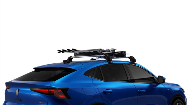 Renault Rafale E-Tech hybrid s postavljenim Quickfix krovnim nosačima na krovu vozila.

