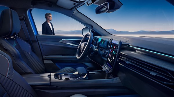 Unutrašnjost vozila Renault Rafale full hybrid E-Tech s tekstilnim tepisima u plavoj boji.

