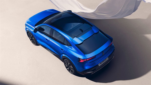 Renault Rafale E-Tech hybrid snimljen odozgo s vidljivim panoramskim krovom.

