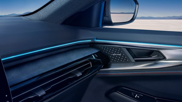 Unutrašnja obloga vrata s plavim dekorativnim šavovima i teksturom od recikliranih materijala.

