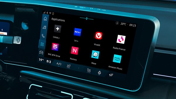 unutrašnjost vozila Renault 4 s prikazom upravljača i središnjeg zaslona openR sustava, označenog simbolom za pokretanje videa