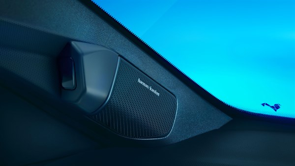 zvučnik Harman Kardon integriran u unutrašnjost vozila Renault 4, smješten ispod vjetrobranskog stakla









