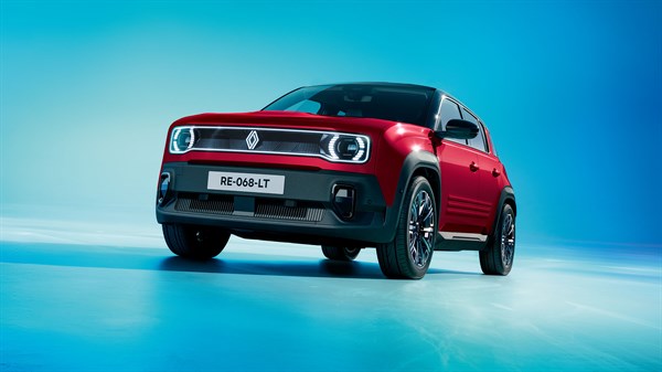 Crveno vozilo Renault 4 E-Tech electric prikazano sprijeda na plavoj pozadini.
