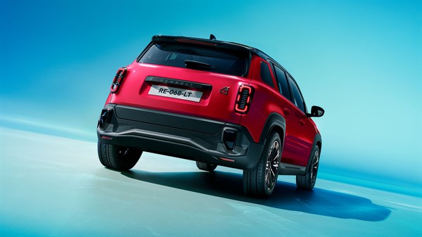 detalj stražnjeg dijela vozila Renault 4 s reljefnim "4" logotipom na metalnoj površini poklopca prtljažnika
















