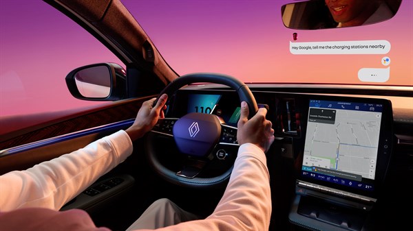 Vozač koristi Google Assistant za pronalaženje obližnjih punionica, dok se na središnjem zaslonu openR sustava prikazuje navigacija.