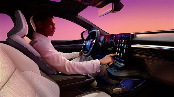 Unutrašnjost vozila Renault Scenic s vozačem za upravljačem i središnjim zaslonom osjetljivim na dodir za upravljanje multimedijom i funkcijama vozila.