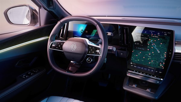 Unutrašnjost vozila Renault Scenic s upravljačem, digitalnom instrumentnom pločom i središnjim zaslonom koji prikazuje navigacijsku kartu i informacije o ruti.