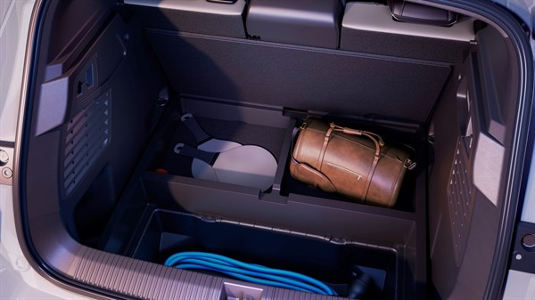 Prtljažni prostor vozila Renault Scenic E-Tech s dodatnim prostorom za pohranu ispod podnice.