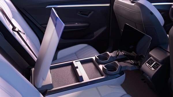 Središnji naslon za ruke na stražnjoj klupi vozila Renault Scenic E-Tech s držačima za čaše, pretincima za pohranu i držačem za tablet.