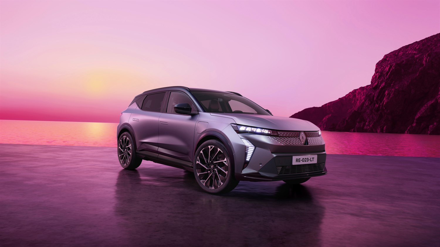 Bijelo vozilo Renault Scenic, parkiran u studijskom prostoru.