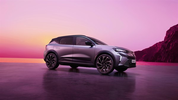Renault Scenic prikazan bočno u obalnom krajoliku pri zalasku sunca, uz ružičasto-ljubičastu atmosferu i stijenu u pozadini.