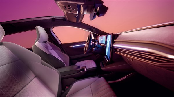Interijer vozila Renault Scenic s prednjim i stražnjim sjedalima, velikim središnjim zaslonom i modernom digitalnom pločom s ambijentalnim ljubičastim osvjetljenjem.