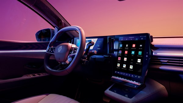 Interijer vozila Renault Scenic s naglaskom na upravljač, digitalnu instrumentnu ploču i veliki središnji multimedijski zaslon.