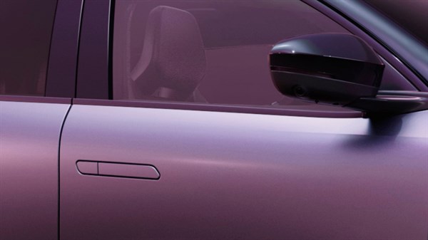 Detalj bočne strane vozila Renault Scenic s integriranom kvakom na vratima i vanjskim retrovizorom.