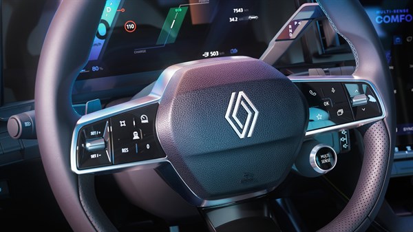 Interijer vozila Renault Scenic s naglaskom na upravljač s višenamjenskim komandama i digitalnu instrumentnu ploču.