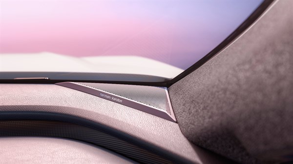 Detalj interijera vozila s Harman Kardon zvučnikom ugrađenim u prednji dio armaturne ploče.