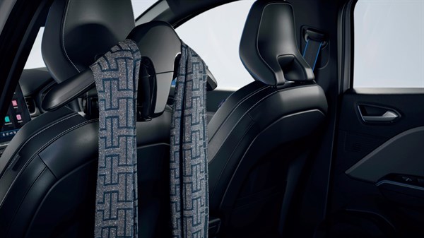 Unutrašnjost Renault Symbioz, kravata prebačena preko vješalice na naslonu za glavu prednjeg sjedala.