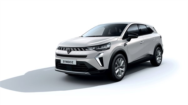 Srebrni Renault Symbioz, prednji bočni pogled, na bijeloj pozadini.