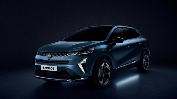 Renault Symbioz full hybrid E-Tech s uključenim LED pozdravnim svjetlom ispod karoserije