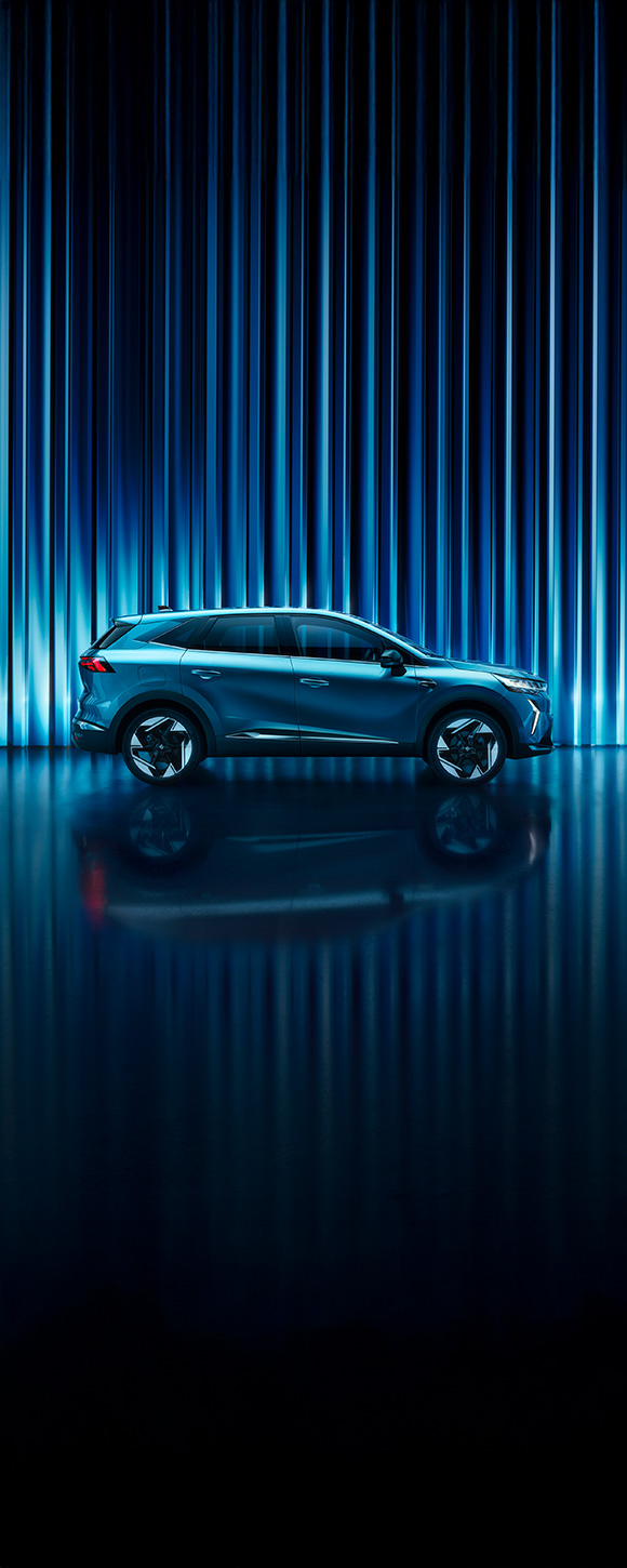 Vozilo Renault Symbioz parkirano ispred modernih plavih zavjesa.