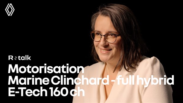 Žena s naočalama sjedi ispred crne pozadine, uz natpis “motorisation R talk full hybrid E-Tech 160 ch” i logotip Renaulta u gornjem lijevom kutu.