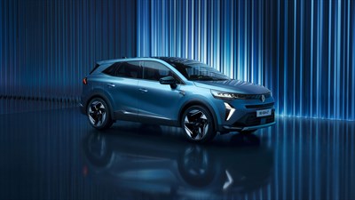 Renault Symbioz parkiran na plavom prostoru