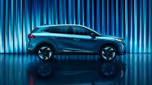 bočni prikaz vozila Renault Symbioz full hybrid E-Tech na pozadini s plavim prugama