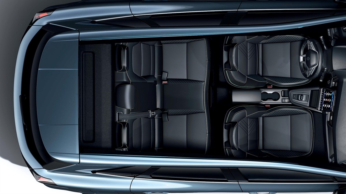 pogled odozgo na unutrašnjost vozila Renault Symbioz full hybrid E-Tech s prtljažnim prostorom ispunjenim koferima i dječjim kolicima
