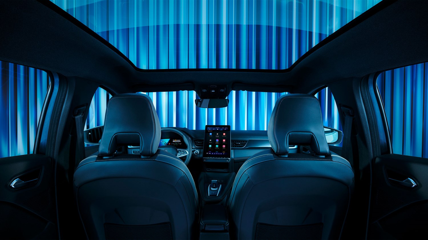 Unutrašnjost vozila Renault Symbioz full hybrid E-Tech snimljena sa stražnjih sjedala, s prikazom digitalne instrument ploče, središnjeg zaslona i panoramskog krova.