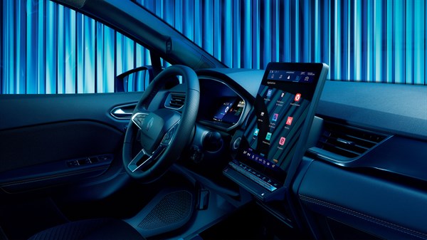 Vozačko okruženje vozila Renault Symbioz full hybrid E-Tech s prikazom upravljača i velikog središnjeg zaslona.