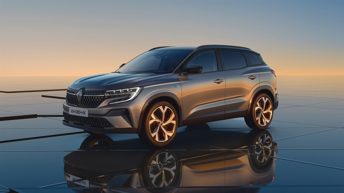 Sivo vozilo Renault Austral parkirano na reflektirajućoj površini uz zalazak sunca.








