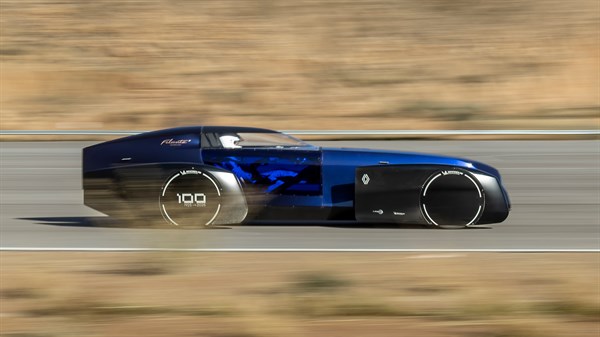 Renault Filante futurističko električno vozilo u plavoj boji snimljeno u bočnom profilu tijekom vožnje po testnoj stazi, s naglašenim aerodinamičnim oblikom i minimalističkim kotačima.