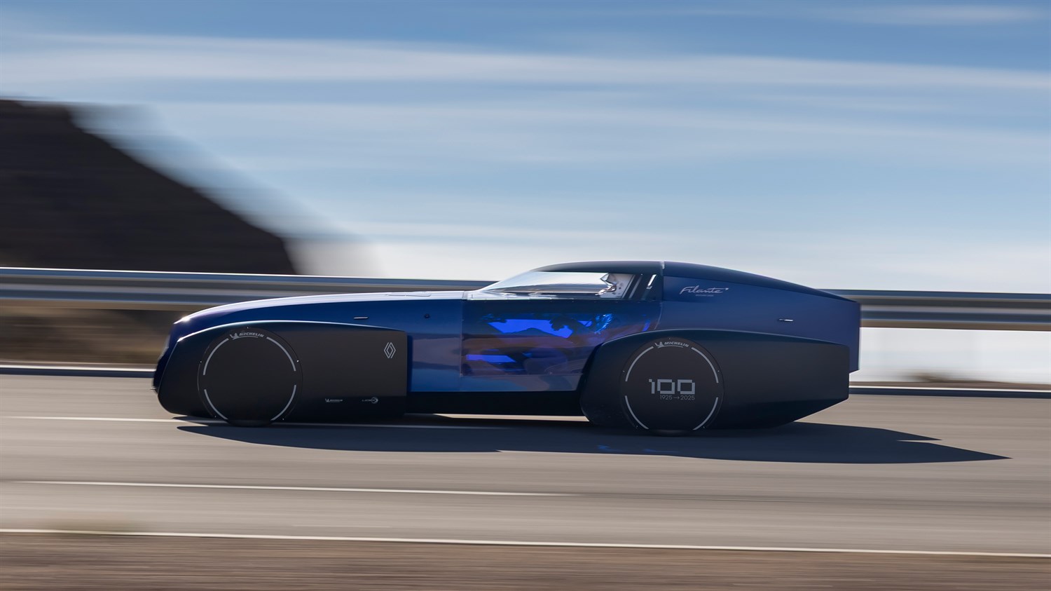 Bočni prikaz futurističkog električnog vozila Renault Filante u plavoj boji tijekom vožnje po cesti, s naglašenim aerodinamičnim dizajnom i zatvorenim kotačima.