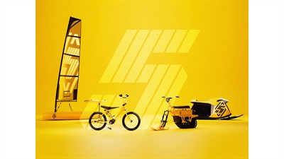 Sport i mobilnost prikazani kroz pet proizvoda na žutoj pozadini: jedrilica, bicikl, romobil, skateboard i električno vozilo, uz veliki broj 5 u pozadini.

