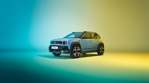 Vozilo Renault 4 prikazano u studijskom okruženju s gradijentnom pozadinom u plavoj i žutoj boji.

