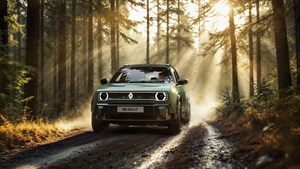 Vozilo Renault 4 Savane 4x4 u vožnji šumskom cestom, obasjano sunčevim zrakama koje prodiru kroz drveće.

