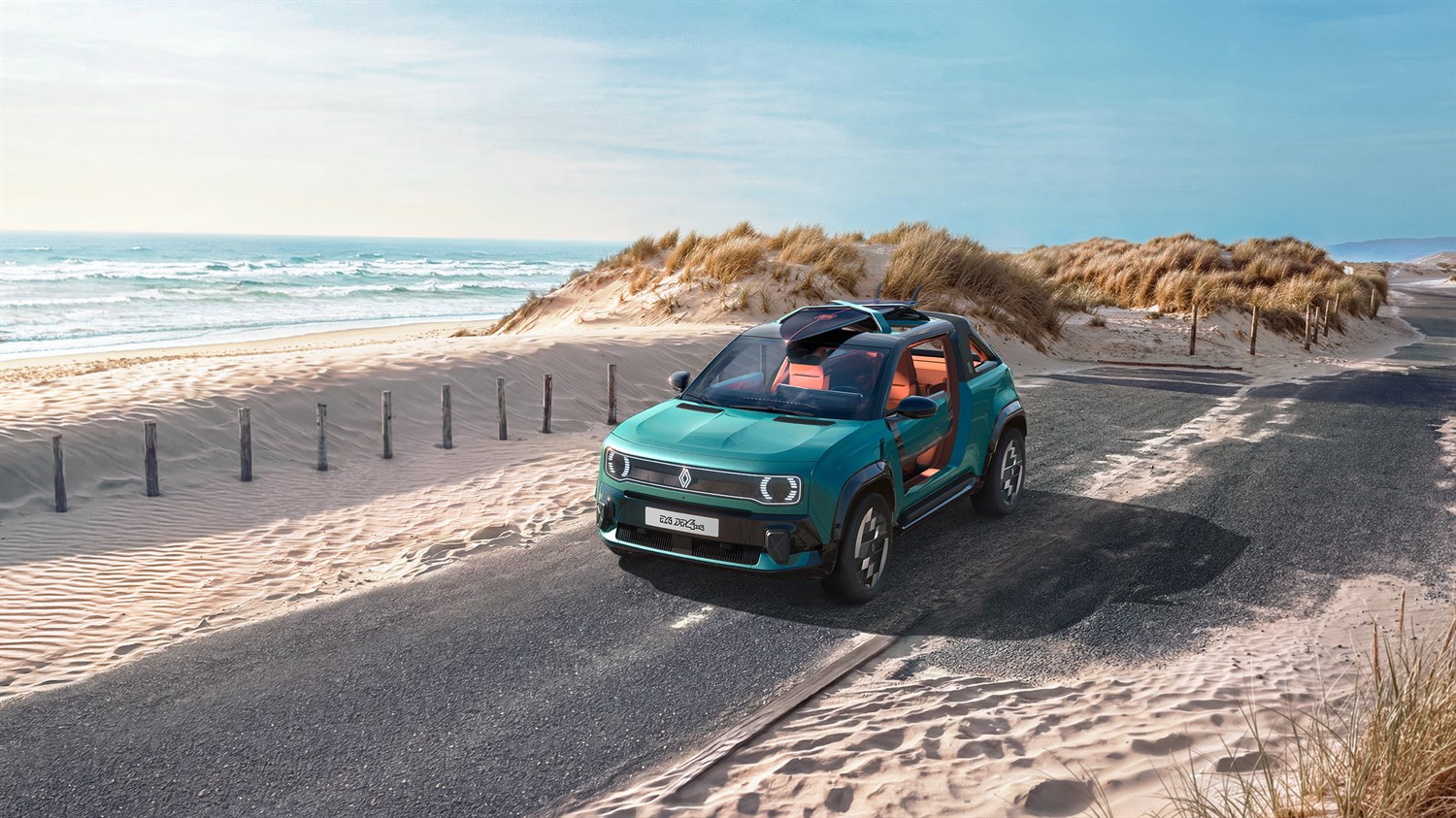 Vozilo Renault 4 JP4x4 Concept vozi uz pješčane dine i plažu u sunčanom obalnom krajoliku.