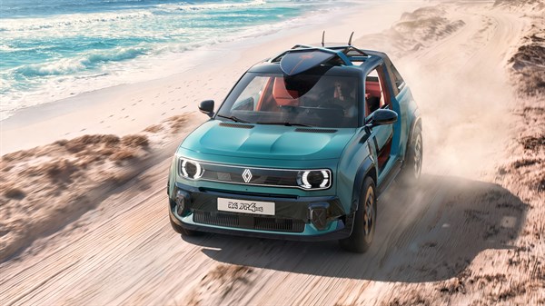 Vozilo Renault 4 JP4x4 Concept vozi pješčanom stazom uz more i podiže tragove pijeska.
