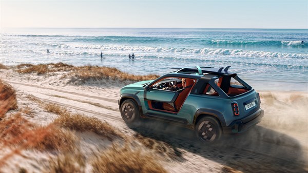 Vozilo Renault 4 JP4x4 Concept vozi uz obalu s pogledom na valove i pješčane dine.