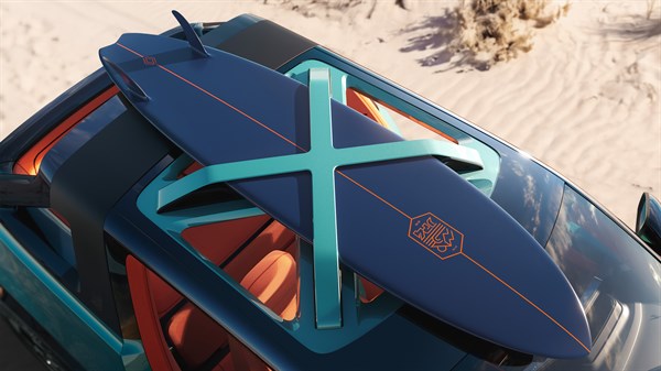 Pogled odozgo na vozilo Renault 4 JP4x4 Concept s otvorenim krovom i detaljima inspiriranima surf stilom.