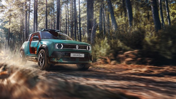 Vozilo Renault 4 JP4x4 Concept vozi šumskim putem i podiže prašinu tijekom vožnje.