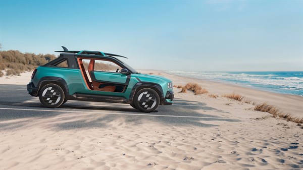 Vozilo Renault 4 JP4x4 Concept parkirano je na pješčanoj plaži uz more.