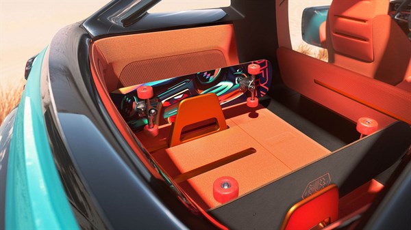 Prtljažni prostor vozila Renault 4 JP4x4 Concept s skateboardom i detaljima u narančastoj boji.