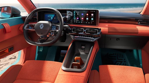 Unutrašnjost vozila Renault 4 JP4x4 Concept s digitalnim zaslonima i narančastim sjedalima.