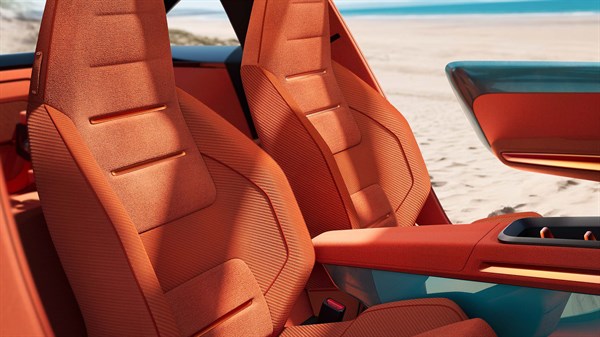 Detalj sportskih sjedala u vozilu Renault 4 JP4x4 Concept s narančastim presvlakama.