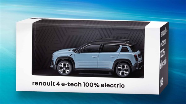 Model vozila Renault 4 E-Tech electric u promotivnom pakiranju.