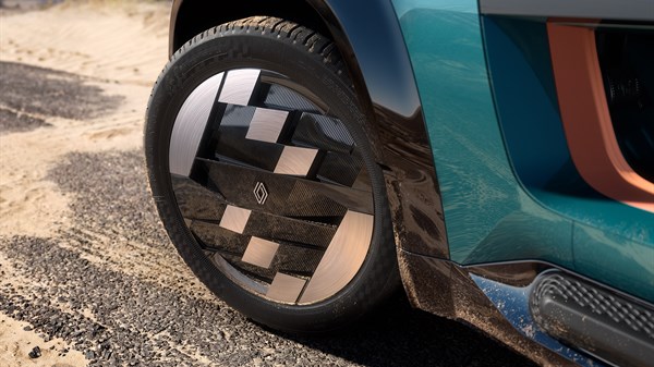 Detalj kotača vozila Renault 4 JP4x4 Concept na pješčanoj podlozi.
