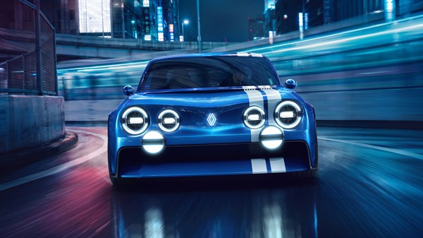 Renault 8 Gordini Concept u vožnji s prepoznatljivim okruglim prednjim svjetlima i dvostrukim bijelim prugama.