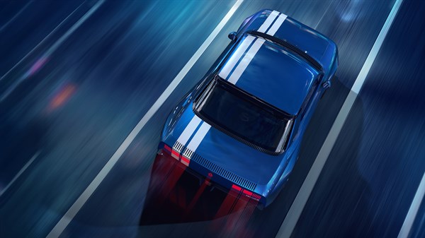 Renault 8 Gordini Concept u vožnji, pogled odozgo s istaknutim dvostrukim bijelim prugama.