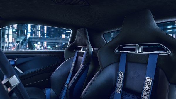 Sportska školjkasta sjedala s plavim sigurnosnim pojasevima u unutrašnjosti vozila Renault 8 Gordini Concept.